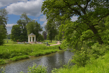 Schlosspark Tiefurt mit Musentempel und Fluss Ilm bei Weimar in Thüringen