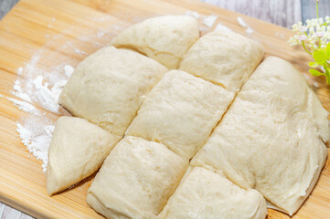 パン作り　生地をカット