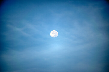 Obraz premium full moon and clouds
