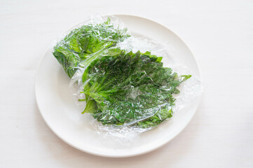 ラップに包んで作る青じその塩漬け