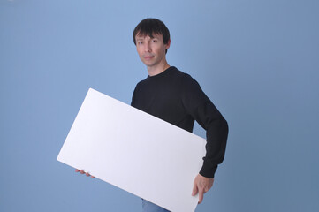 homem de negócios segurando cartaz em branco para anúncio ou promoção 