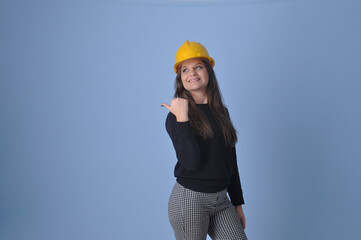 mulher engenheira feliz com negócios e oportunidade de trabalho e desenvolvimento em construção civil 