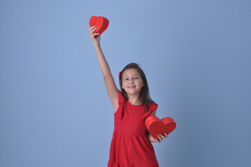 pré adolescente feliz segurando coração vermelho nas mãos, amor, carinho e alegria no coração 