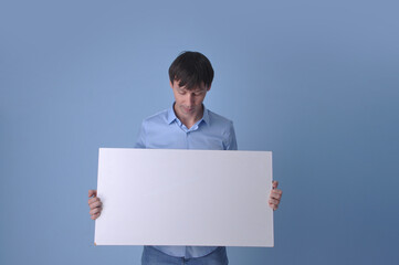 Fototapeta premium homem de negócios charmoso com cartaz em branco para anúncio ou promoção 