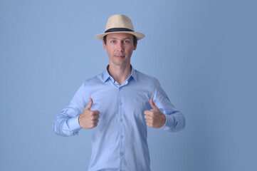 homem de negócios charmoso  com chapéu em fundo azul com espaço pra texto ou promoção