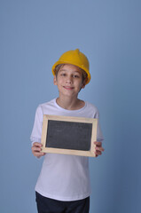 garoto com capacete chapéu de construção, construtor mirin, menino sorridente de construção...