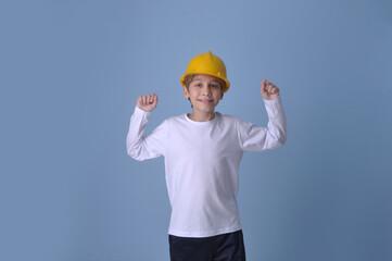 garoto com capacete chapéu de construção, construtor mirin, menino sorridente de construção civil 