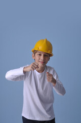 garoto com capacete chapéu de construção, construtor mirin, menino sorridente de construção civil 