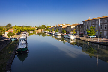 Fototapeta na wymiar Town of Castelnaudary in Canal du Midi (France)
