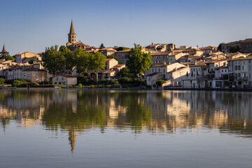 Fototapeta na wymiar Town of Castelnaudary in Canal du Midi (France)