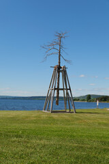 Einfahrt zum Hafen von Hamar am Mjøsa Im Vordergrund ein Seezeichen aus Holz. Der Mjøsa ist der...