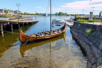 Hafen von Hamar am Mjøsa Im Vordergrund ein altes Ruderboot aus Holz. Der Mjøsa ist der größte See Norwegens. Gesehen auf dem Pilgerweg St. Olavsweg von Oslo nach Trondheim.