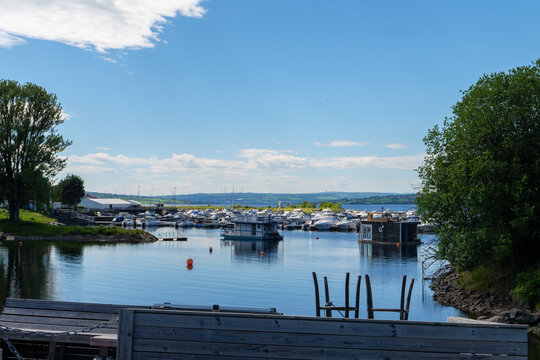 Hafen von Hamar, Innlandet am Mj&oslash;sa. Der Mj&oslash;sa ist der gr&ouml;&szlig;te See Norwegens. Gesehen auf dem Pilgerweg St. Olavsweg von Oslo nach Trondheim.