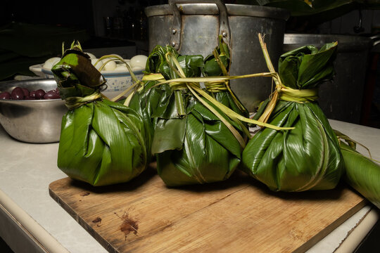 El Juane, a typical dish from the Peruvian jungle, prepared with rice and chicken wrapped in wild leaves known as bijao