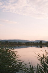 Brockenblick an einem See bei Sonnenuntergang. Hochformat
