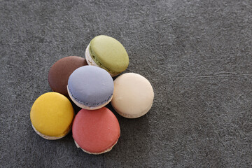 Obraz premium グレー背景の様々な色のマカロン