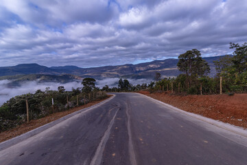 Estrada com neblina na cidade de Conceição do Mato Dentro, Estado de Minas Gerais, Brasil