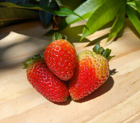 Fresas sobre mesa de madera