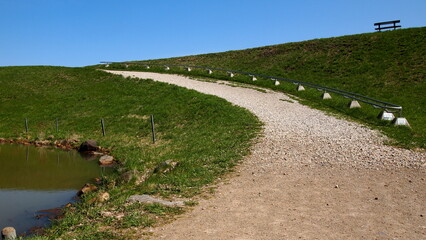 A curved path going up to the lake