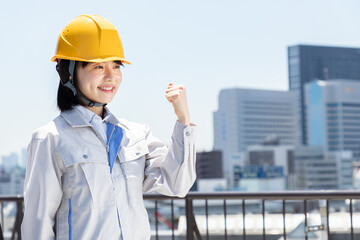 ガッツポーズをする作業員イメージ02