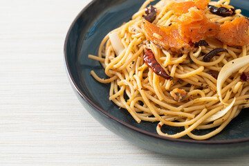 stir-fried spaghetti with salmon and dried chilli