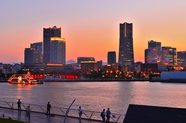 Fototapeta premium 大桟橋から見る横浜みなとみらいの夕景と富士山