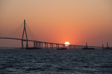 Fototapeta na wymiar bridge and sunset over the sea 