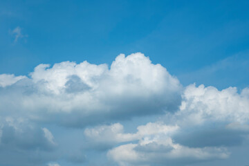 Fototapeta na wymiar 春・初夏・夏の晴天さわやかな青空、ふわふわの入道雲の背景　アウトドア・キャンプ・ゴールデンウィーク・夏休み・祝日のイメージ