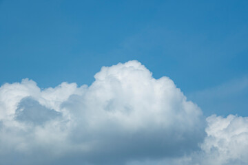 Naklejka na ściany i meble 春・初夏・夏の晴天さわやかな青空、ふわふわの入道雲の背景　アウトドア・キャンプ・ゴールデンウィーク・夏休み・祝日のイメージ