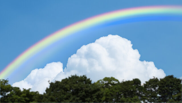 夏、晴天の青空　入道雲、積乱雲にかかる虹　アウトドア・梅雨明け・夏休み・雨上がり・旅行・レジャーのイメージ