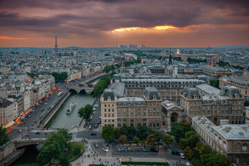 Fototapeta na wymiar Vista aérea de la configuración de París de la foto de la torre Eiffel tomada