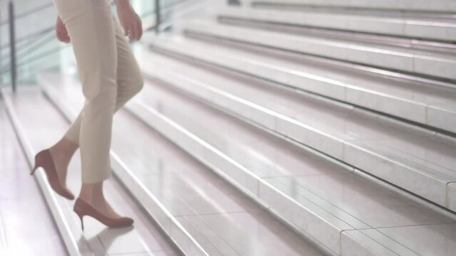オフィス、通勤する女性、階段を登る｜Office, woman commuting, climbing stairs