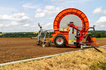 Dérouleur de tuyau pour l'irrigation agricole au bord d'un champ