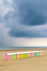 Cabines de la plage de Berck sous un ciel menaçant