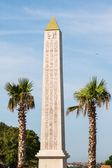 Obraz premium L'obélisque de pierre du Square Auguste Mariette, égyptologue, à Boulogne-sur-Mer