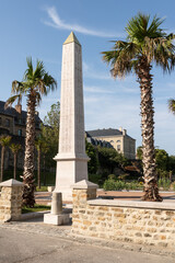 Obraz premium L'obélisque de pierre du Square Auguste Mariette, égyptologue, à Boulogne-sur-Mer