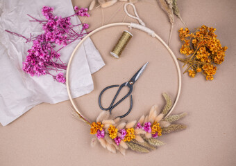 Kranz aus getrockneten Blumen binden, Blumenkranz binden, Handgemacht, selber machen