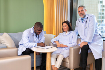 Obraz premium Healthcare doctors sitting on sofa in pantry room at modern hospital relax briefing patient case