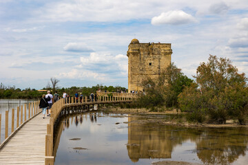 Fototapeta premium Tour Carbonnière à Saint-Laurent-d'Aigouze depuis le sentier sur pilotis, au lieu de la Petite Camargue gardoise