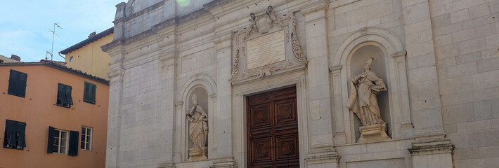 Lucca in der Toskana Italien - Kirchenfassade mit Sänger