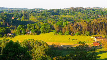 Paysages du Pays de Belvès, en Dordogne, sous un temps ensoleillé et clément