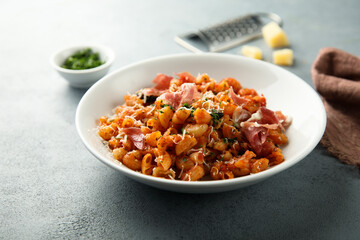 Pasta with smoked ham and cheese