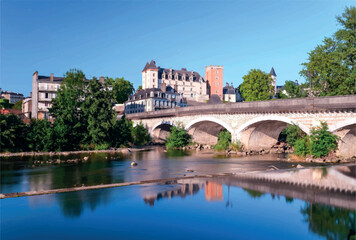 Fototapeta na wymiar Vue du château de Pau et du pont du XIV juillet sur le gave de Pau