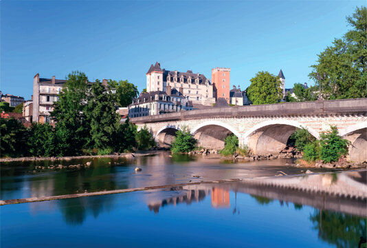 Vue du château de Pau et du pont du XIV juillet sur le gave de Pau