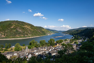 Obraz premium Blick auf den Rhein in Bacharach