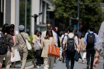 丸の内で働く女性の朝、出勤する後ろ姿