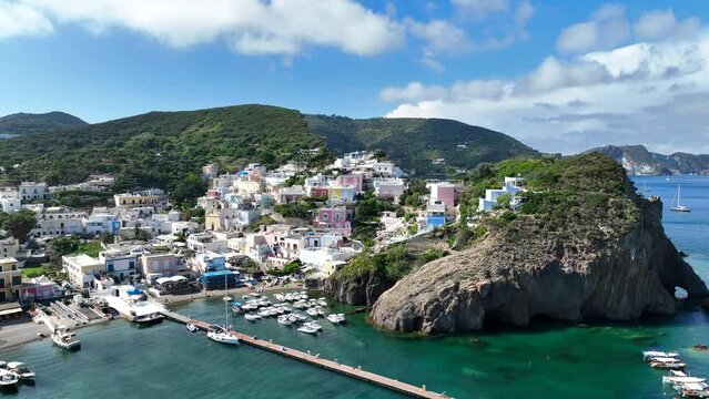 isola di Ponza, Lazio, Italia, Meditterraneo.
Vista Aerea con drone dell'isola pi&ugrave; bella d'Italia.