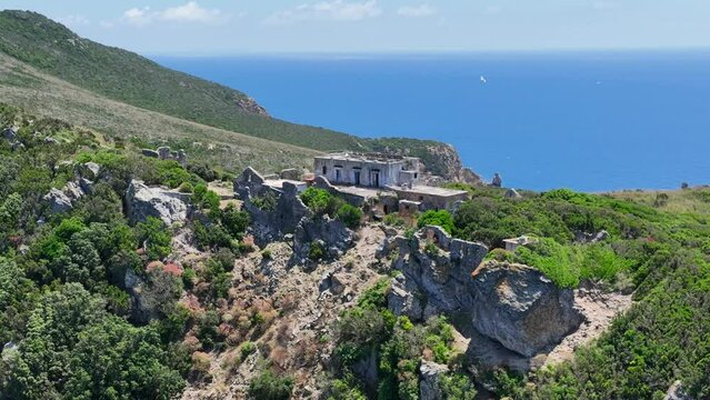 I resti della villa abbandonata sull'iIsola di Zannone, Italia, Meditterraneo.
Vista Aerea dell'arcipelago delle isole Ponziane. 