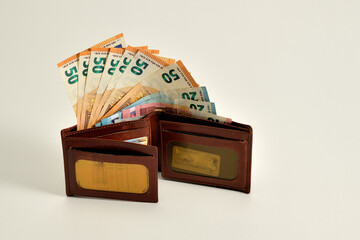 billetera y dinero en efectivo 