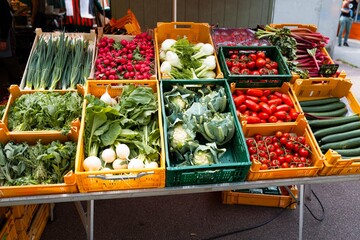 schreibe Keyword "Gemüsehändler auf dem Wochenmarkt am Tag in Hamburg"

Gemüsehändler auf dem Wochenmarkt am Tag in Hamburg